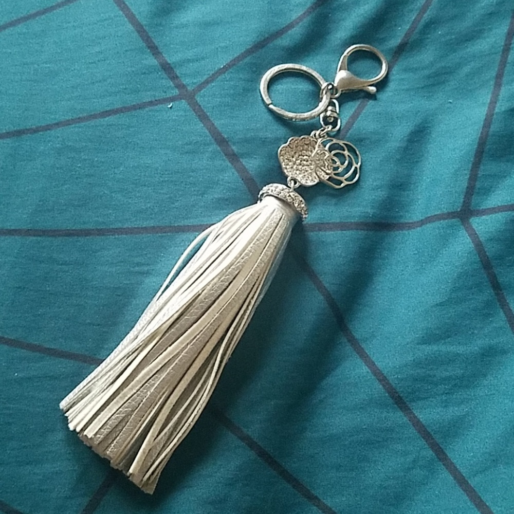 🕛❤SALE❤🕛 Silver bag tassel/key ring